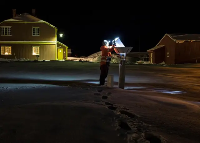 Prélèvement de l'air à Ny-Älesund
