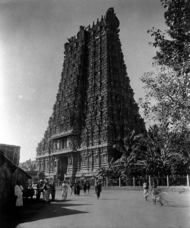 மீனாட்சி அம்மன் கோயிலின் கோபுரம்