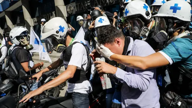 Los heridos fueron atendidos por los grupos voluntarios que prestan asistencia médica a los manifestantes.
