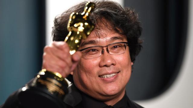 봉준호는 한국 사회의 어두운 사회적 단면을 풍자하는 영화 '기생충'으로 비영어권 첫 작품상을 받았다