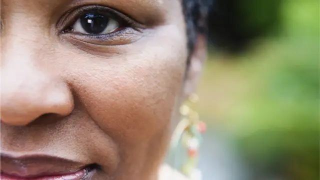 Gros plan de la moitié du visage d'une femme noire