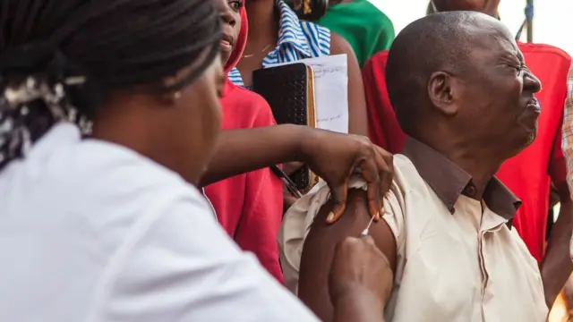 Otu nwoka na-agba ogwụ mgbochi ọrịa yelo fiva