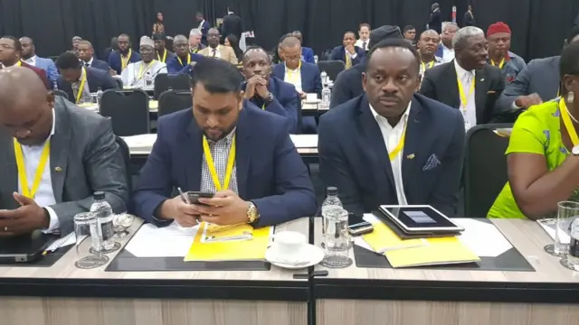 Àwọn onísòwò láti orílẹ̀èdè méjéjì ń gbọ́ ọ̀rọ̀ nípa àǹfàní tó wà níbi òwò ní orílẹ̀èdè méjéjì.