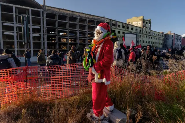 شخص يرتدي زي بابا نويل وأشخاص آخرون