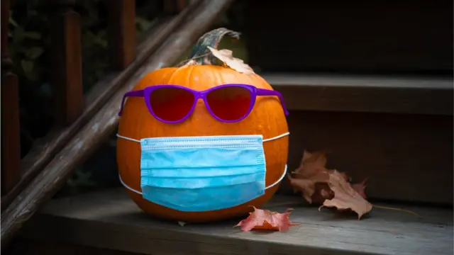 Тыква в темных очках и маске для лица