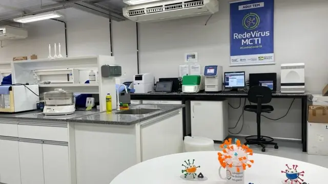 Laboratório de Biologia Integrativa da UFMG. No balcão ao fundo, há uma fileira de máquinas usadas para sequenciar o genoma do vírus