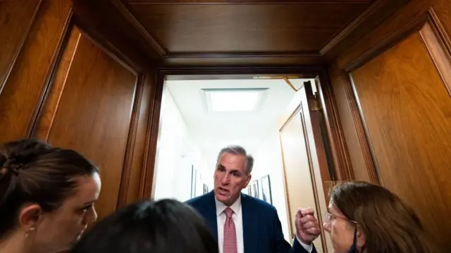 El líder republicano en la cámara hablando con periodistas el 12 de agosto.