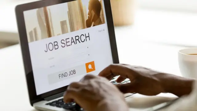 Persona buscando trabajo online