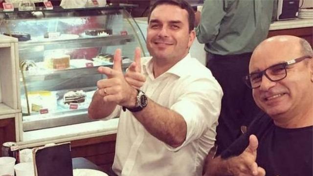 Queiroz (à dir.) é ex-motorista e ex-segurança do hoje senador Flávio Bolsonaro