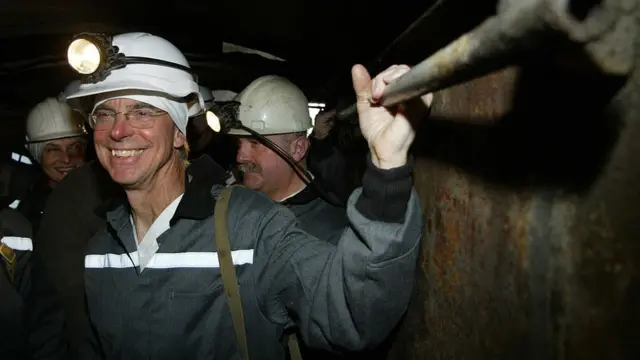 Вільям Тейлор вважає, що для відновлення Донбасу необхідно створити міжнародний фонд з залученням США, ЄС та міжнародних організацій. На фото - він на посаді посла США в Україні під час відвідин однієї з шахт Донбасу, 2007 рік