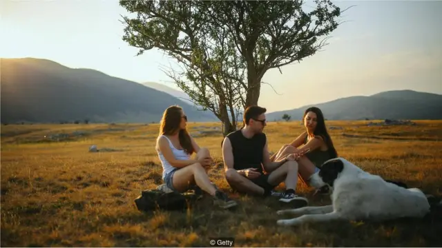 與單一配偶關係的人相比，多角戀的伴侶之間感情更深厚。