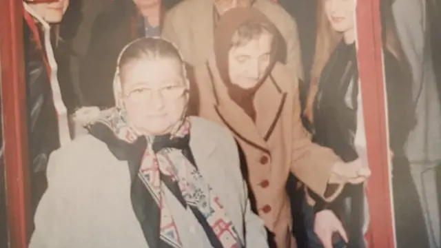 Sabiha Gürayman, 2001'de dayısının kızı Türkan Yurdayüksel'in kızının kafe açılışında