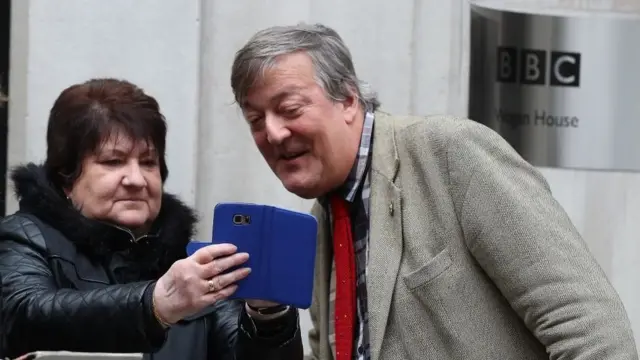 ستيفن فراي أثناء استضافته على بي بي سي ( راديو 2) في نوفمبر/أيلول 2017. لندن