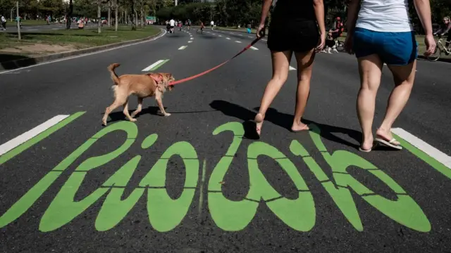 Dos mujeres pasean un perro por una calle con la pinta Río 2016
