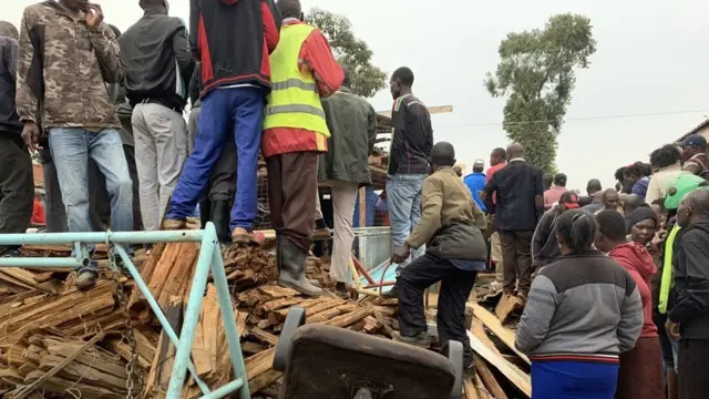 Makumi ya wanafunzi waliondoshwa kwenye eneo la tukio lakini wengi wanaaminiwa kuwa bado wamekwama kwenye vuifusi vya jengo