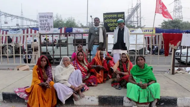 घर वापस लौटतीं महिला किसान