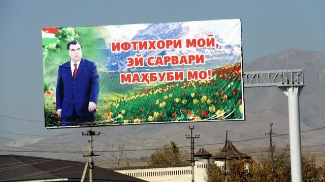 Президент Раҳмоннинг улкан сурати.