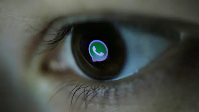 Ícone do Whatsapp é refletido no olhomelhores sites de estatisticas para apostasuma pessoa