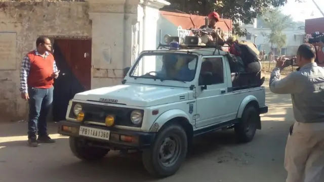 ਜੇਲ੍ਹ ਵਿੱਚੋਂ ਬਾਹਰ ਆਉਂਦੀ ਪੁਲਿਸ ਦੀ ਗੱਡੀ