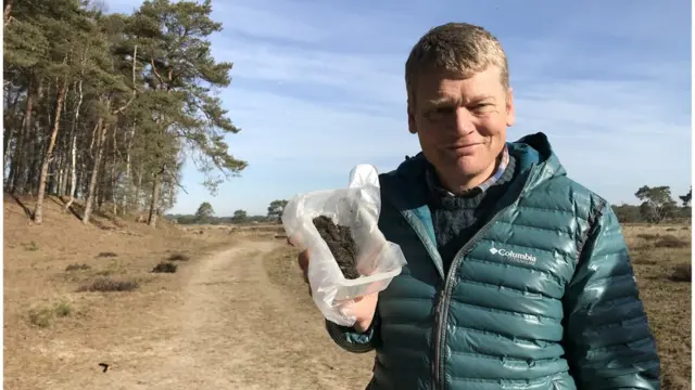 Apresentador da BBC Tom Heap mostra caixa com fezescomo ficar rico com apostas esportivaslonos na Holanda