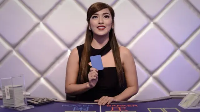 澳门一场国际博彩博览会上扮演模拟赌枱荷官的女模特（资料图片）