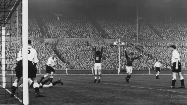 Puskas anota el tercer gol de Hungría en la victoria 6-3 sobre Inglaterra en Wembley.