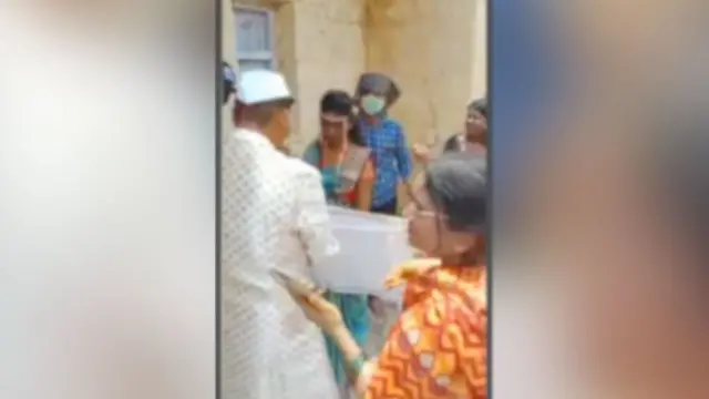 रस्त्यावर लागलेल्या या लग्नाचा व्हीडिओही व्हायरल झाला होता