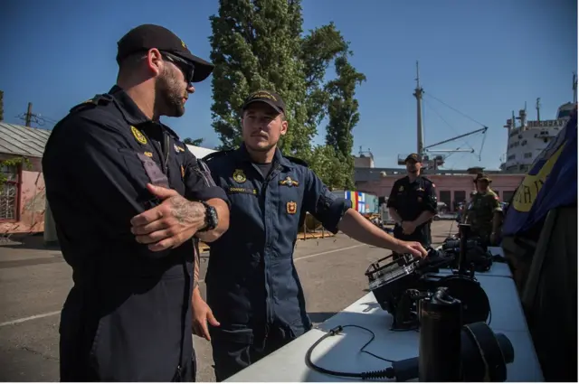Військові НАТО показують журналістам сонар для пошуку вибухівки під водою