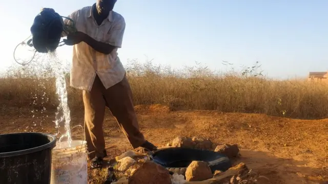 Wani mutum na dibar ruwa a rijiya