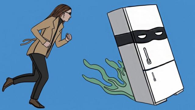 Ilustración de una mujer persiguiendo un refrigerador enmascarado como un delincuente