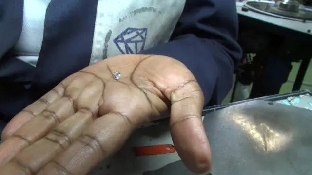 "Je travaille ici parce que j'en ai besoin", indique Tebogo Kgosidile. Pour certains, ce secteur est le seul moyen de gagner leur vie