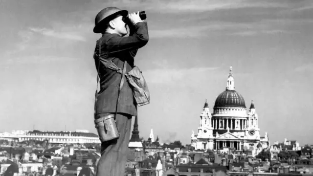 Un joven que vigila el cielo por posibles bombardeos