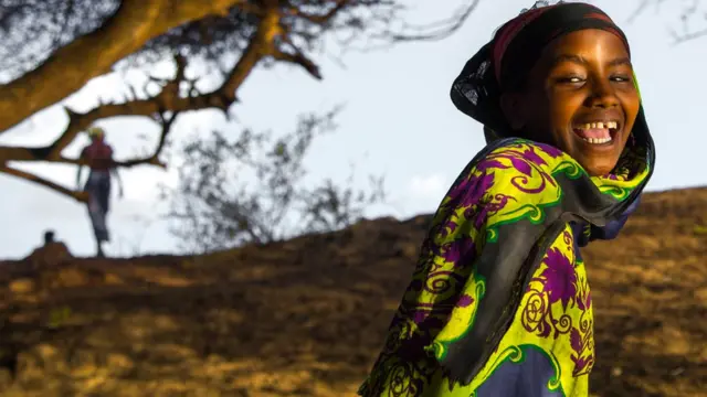 Une jeune fille qui sourit