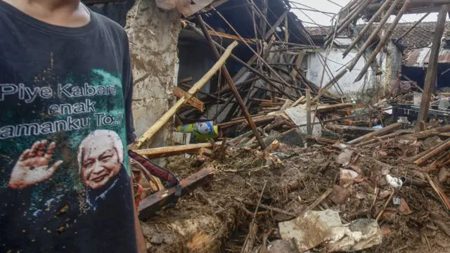 Warga melihat rumahnya yang rusak pasca banjir bandang di Kampung Cibuntu, Desa Pasawahan, Kecamatan Cicurug, Sukabumi, Jawa Barat, Selasa (22/09)