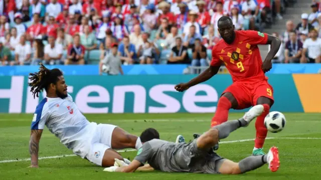 Torres se anticipa a Lukaku con Penedo ya batido en el piso.