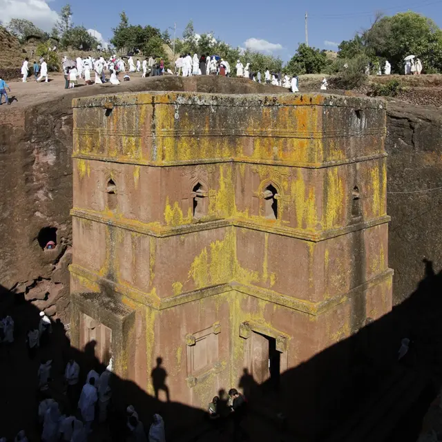 Tokom prazničnog jutra, vernici se okupljaju oko crkve Svetog Đorđa. Isklesana početkom 13. veka pomoću čekića i delta iz stene crvenkastog tufa, ova jedinstvena građevina smatra se „osmim svetskim čudom“.