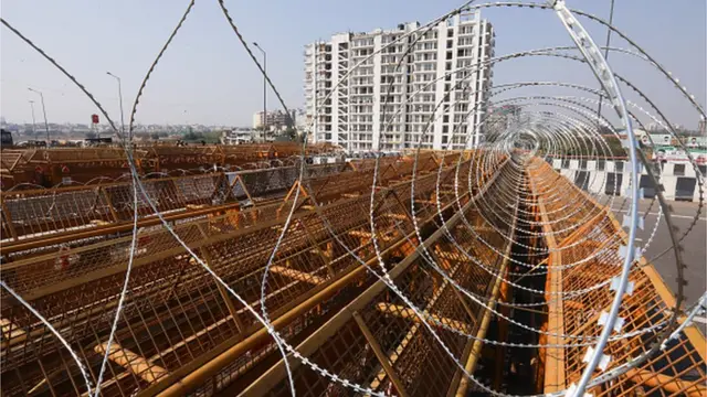 బారికేడ్లు, ముళ్లకంచె