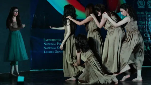 আন্তর্জাতিক নৃত্য দিবস উপলক্ষে লাহোরে নৃত্যানুষ্ঠান ২০১৫ সালে।