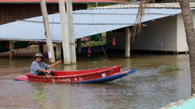 ชาวบ้านใน อ.บางบาล จ.พระนครศรีอยุธยา ใช้เรือสัญจร เข้าออกหมู่บ้าน เมื่อเดือน พ.ย. ปีที่แล้ว