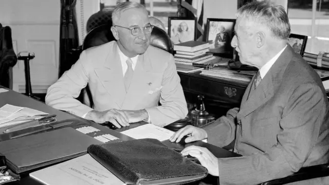 وزير الحرب هنري ستيمسون، يبلغ الرئيس هاري ترومان (يسارا) عن آخر أخبار عملية القصف