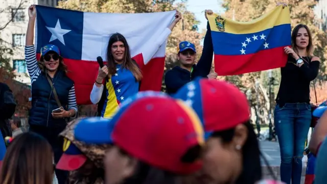 Inmigrantes venezolanas en Chile durante una protesta contra el gobierno de Nicolás Maduro