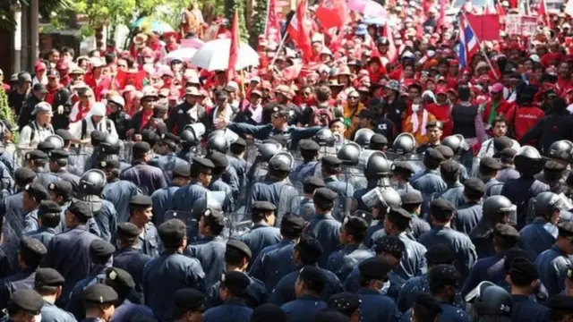 ตำรวจปราบจลาจลประจันหน้ากับคนเสื้อแดง เมื่อ 12 เม.ย. 2553
