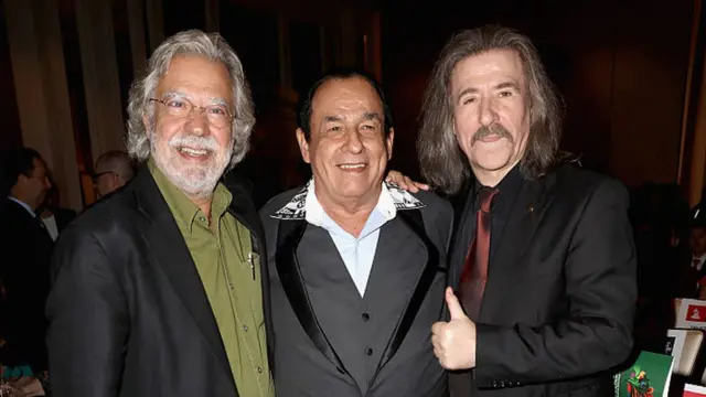 Carlos Mejía Godoy con Óscar Gómez (izquierda) en la entrega de los Grammy latinos.