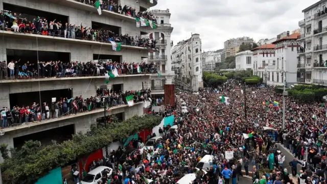 Une foule nombreuse s'est rassemblée à Alger pour cette troisième semaine de manifestations.
