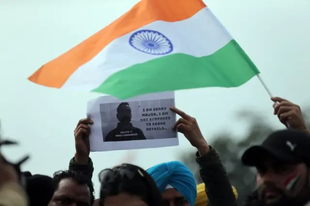 विंग कमांडर अभिनंदन की आगवानी के लिए सीमा पर जुटे लोग