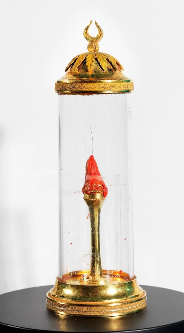 Silin gashin gemun Annabi Mohammed kenan, wanda ke da matuƙar tsarki ga al'ummar musulmi shima an nuna shi ne a Fadar Topkapi.