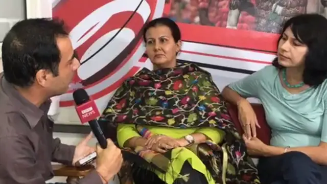 ਪ੍ਰੋਫੈਸਰ ਕੰਵਲਪ੍ਰੀਤ ਕੌਰ (ਵਿਚਕਾਰ) ਸੀਨੀਅਰ ਪੱਤਰਕਾਰ ਮਨਰਾਜ ਗਰੇਵਾਲ ਸ਼ਰਮਾ ਨਾਲ ਗੱਲਬਾਤ ਕਰਦੇ ਹੋਏ ਬੀਬੀਸੀ ਪੱਤਰਕਾਰ ਅਰਵਿੰਦ ਛਾਬੜਾ