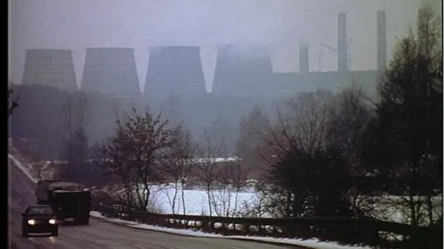 مداخن صناعية تبث الدخان في الهواء