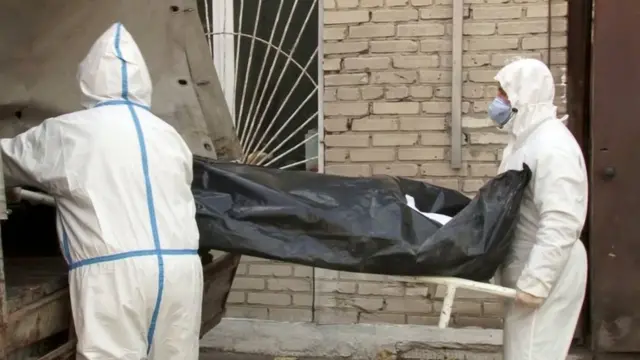 Медики несут тело погибшего больного в Барнауле