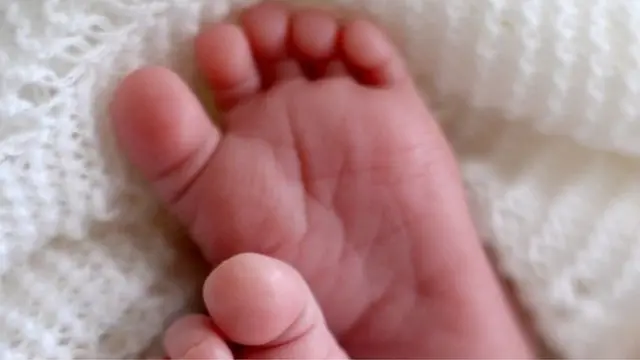 Дитина народилася на початку січня, розповів на прес-конференції директор клініки "Надія" Валерій Зукін.